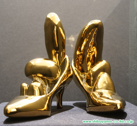 草間彌生「High-Heels (Gold)」オブジェ