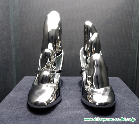 草間彌生「High-heel with strap(Silver)」オブジェ :: 絵画買取・絵画 