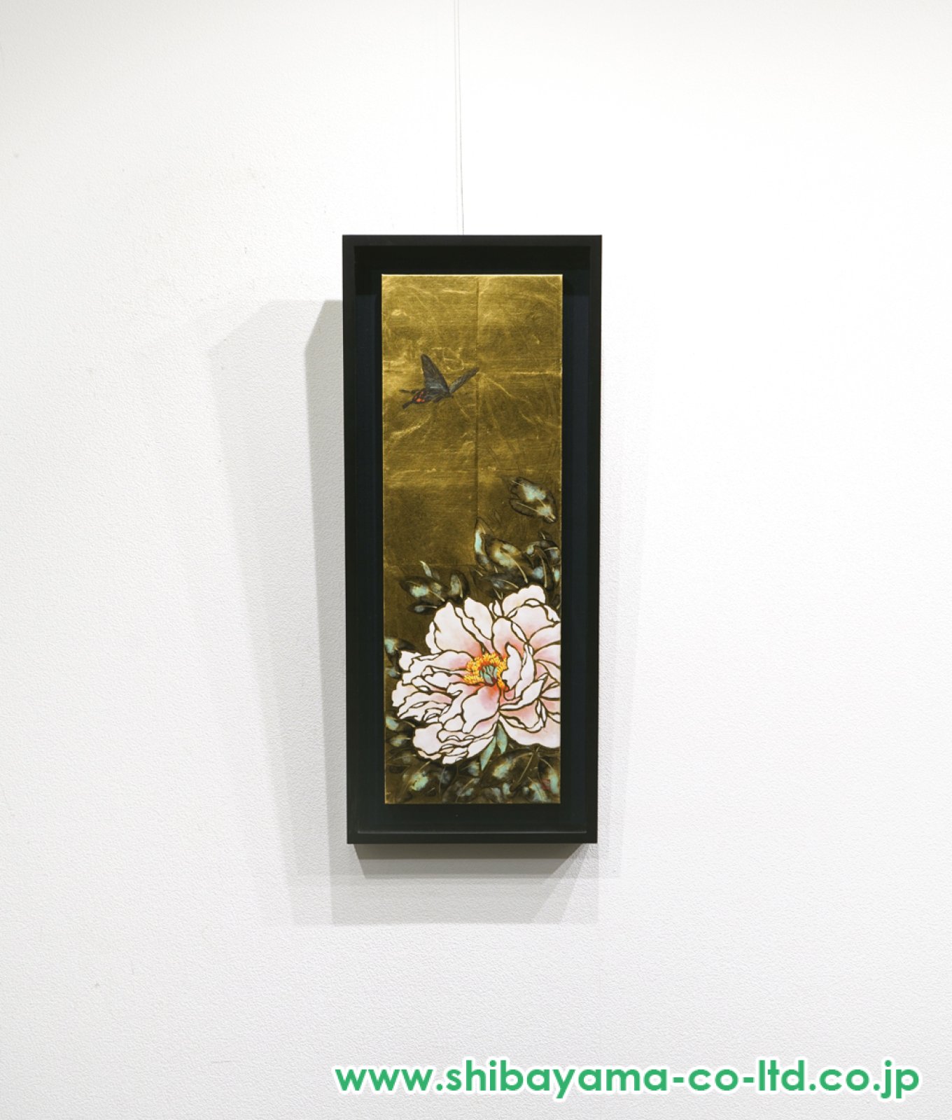 作者不詳 絹本彩色画 タイトル 【 蝶に牡丹の図 】 収納箱 牡丹に蝶図鐔｜根津美術館