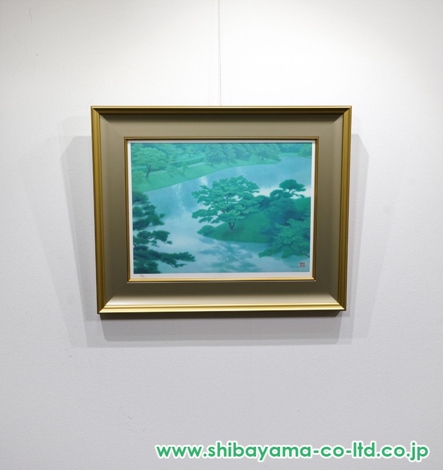 東山魁夷 新復刻画 リトグラフ 新緑 風景画 東山 ブルー 東山すみ Amazon.co.jp: 東山魁夷 リトグラフ 新復刻画「緑の湖畔」額装